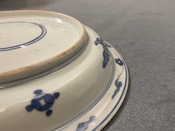 Une assiette en porcelaine de Chine en bleu et blanc de type kraak &agrave; d&eacute;cor d'aigrettes, Wanli